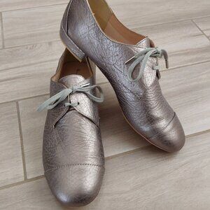 Ted Baker NWOB "Kape" Silver Gray Metallic Leather Oxford Flats. Size 8